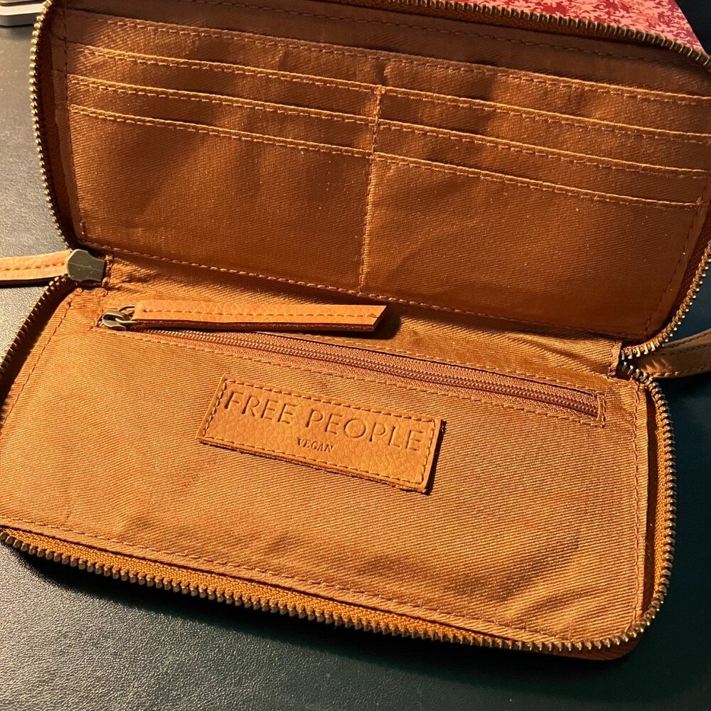 Free People wristlet / wallet NWT - Picture 3 of 6